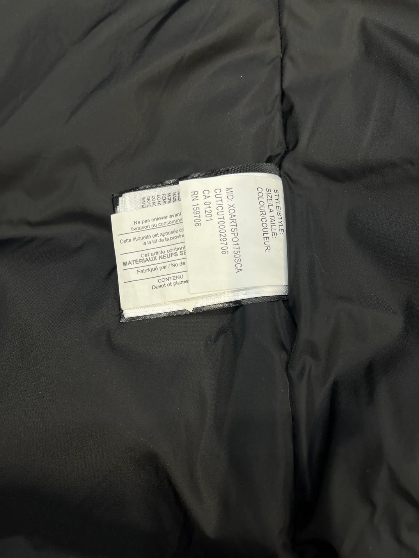 P860 Canada goose/Canada Goose 05 model 2580LA CANADA GOOSE/Canada Goose Rossclair parka women's down jacket, authentic original clothing molding, all accessories are custom-made from the original factory. This model is very unique. The zipper at the back can be opened to change into a dovetail style, with diagonal pockets and a layer of hidden pockets underneath. The official website has become a popular model. The softness and hardness of the fabric are compared with the genuine ones. It can be restored by kneading at will (fabric misunderstanding: fabrics with high hardness are not waterproof. Only those who buy the latest genuine version this year will notice the softness and comfort of the fabrics). The down is synchronized with the genuine white duck down. It is fluffy and not lumpy. The electronically controlled down charging machine is used to fill the zippers with customized genuine YKK zippers. High hardness and no lag. The fur collar is purchased from the same manufacturer as Wolf Hair. (Cooperative factory 2019 Canadian wolf skin auction and Big Goose official auction of wolf skin fur collars on the same site) All workmanship and wiring are controlled by workers with more than ten years of service. They must be horizontal and vertical, and are not crooked. The density of the inner wiring is more exquisite. Compare at will. Big goose label, collar label, washed label, hang tag, zipper rope, pocket label, back label, collar velvet, Velcro fasteners, all details of the cuffs are updated simultaneously with the original product, the best version, and the most complete color matching. The fighter in World 05 battles various world goods. Size: XS-XL